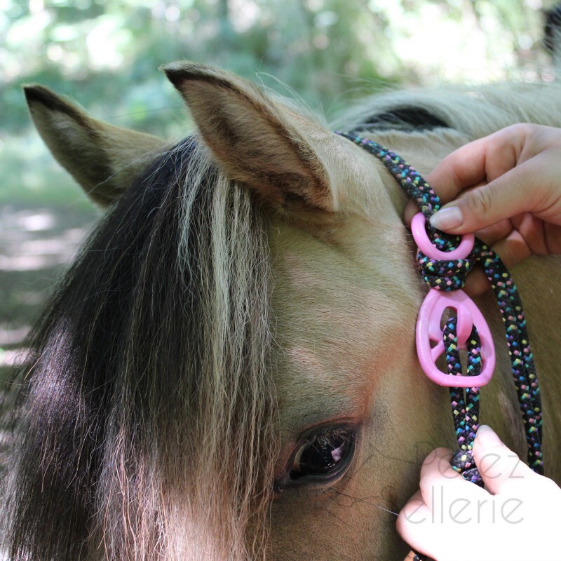 Halter Hooki Easy fastening and breakaway for rope halters